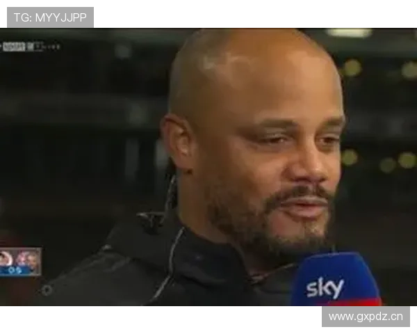 孔帕尼训练完回家路上还在背战术板？